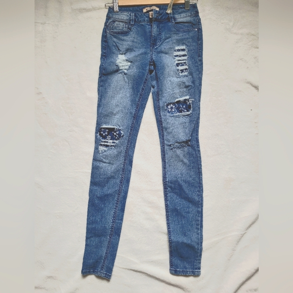 Jeans ripped with flower detail NWT (1)